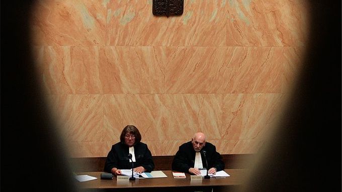 Ústavní soudci naslouchají zpravodajovi, který čte jejich nález