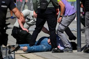 Foto: Zadržený muž v košili, rychlý odjezd s ochrankou. Takto vypadal útok na Fica