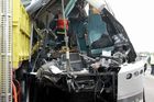Srážka autobusu a auta na Zlínsku: 3 mrtví a 6 raněných