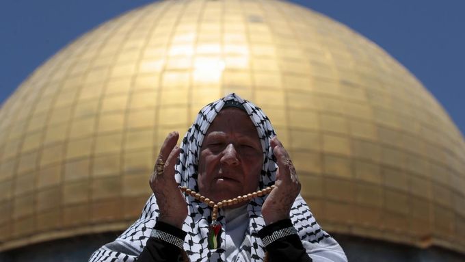Palestinský muslim se modlí před Omarovou mešitou v Jeruzalémě.