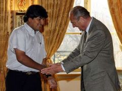 Aymarský indián, prezident Bolívie Evo Morales si na formality nepotrpí. S Francouzským prezidentem Jacquesem Chiracem se setkal v košili s krátkými rukávy...