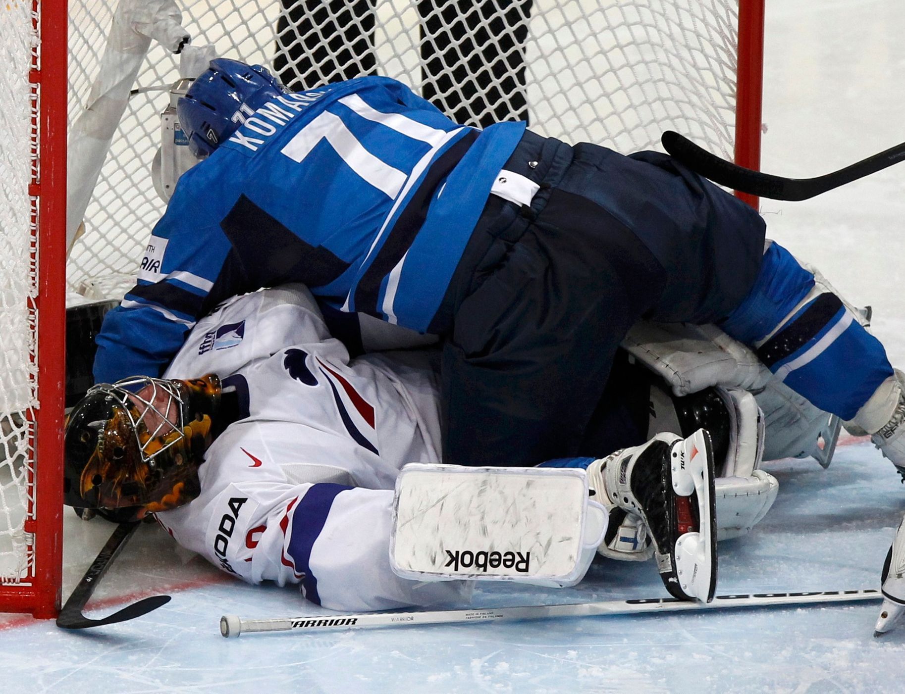 Komarov leží na brankáři Lhenrym v utkání Finsko - Francie