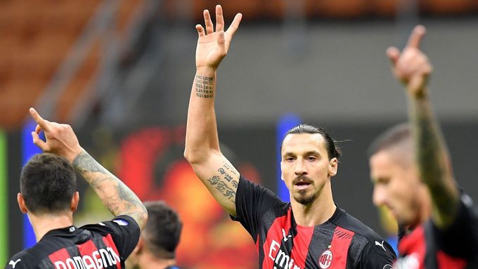 Zlatan Ibrahimovic z AC Milán /uprostřed) slaví vítězství v derby nad Interem.
