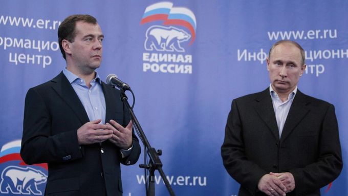 Medveděv a Putin na povolební tiskové konferenci.