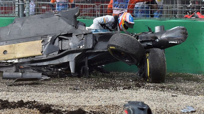 Fernando Alonso sice z havárie v Melbourne vyvázl bez zranění, lékaři ho ale na start nedělní Grand Prix Bahrajnu nepustili.