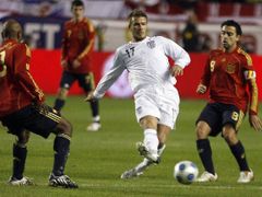 David Beckham přihrává mezi Španěly Marcosem Sennou (vlevo) a Xavim v přátelském zápase v Seville, který Angličané prohráli 0:2.