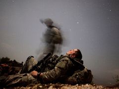 Voják americké pěchoty odpočívá během noční mise poblíž tábora Honaker Miracle v údolí Peš. 12. srpen 2009.