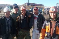 V nelegálních dolech v Mongolsku těží uhlí nindžové. A umírají při tom