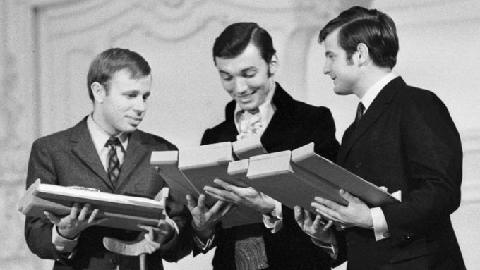Zleva Jaromír Klempíř, Karel Gott a Jiří Štaidl na archivním snímku z června roku 1968 při přebírání ceny Zlatý klíč.
