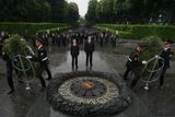 17. 5. - Ruský prezident Dmitrij Medveděv se během návštěvy Ukrajiny nečekaně zastavil u památníku obětem hladomoru v centru Kyjeva, přestože v jeho programu se s tím původně nepočítalo. Podrobnosti najdete - zde