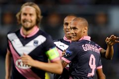 Video: Veterán Plašil pomohl Bordeaux sporným gólem v Ligovém poháru vyřadit Ballotelliho Nice