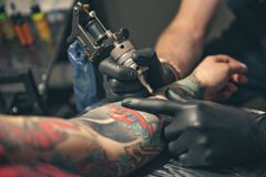 Nové nařízení komplikuje chod malých tetovacích studií, hrozí likvidace, míní tatéři