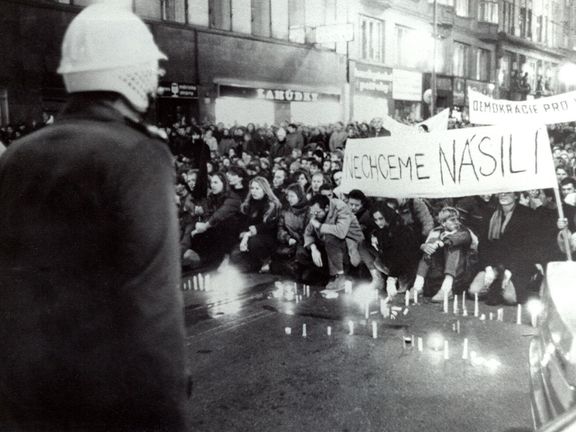 Pohled na demonstrující studenty. 17. listopadu 1989, Národní třída, Praha.