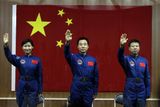 V trojčlenné posádce nechyběla žena. Všichni jsou komunistickému režimu plně loajální. Hrdinové Čínské lidové republiky se jmenují Liou Jang (vlevo), Ťing Chaj-pcheng a Liou Wang.