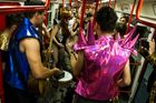 Kapela překvapila cestující v pražském metru. Ve vagonu uspořádala koncert