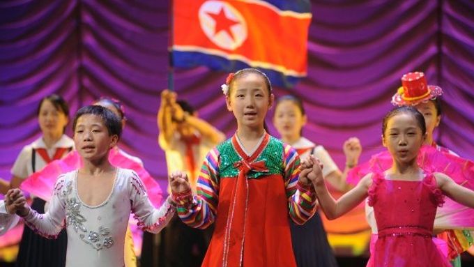 Členům Pchjongjangského dětského uměleckého souboru nebezpečí nehrozí.