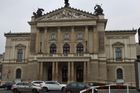 Vedení Národního divadla vybralo vítěze na rekonstrukci Státní opery Praha. Zvítězila firma s nejnižší nabídkou, a to společnost Hochtief CZ. Za opravu si řekla o 857 milionů korun. Za tu částku se opraví celá budova včetně fasády. Tu tvoří novorenesanční průčelí doplněné o klasicistní rysy konce 19. století.