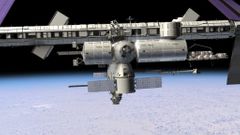 Nebeské námluvy: Dragon tančí kolem ISS, zítra se spojí