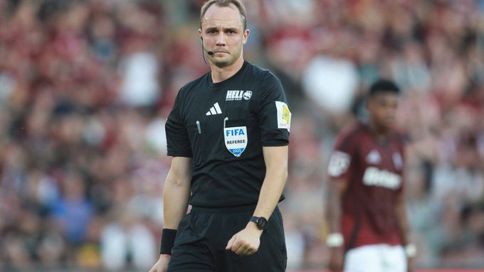 Sudí Marek Radina při utkání Sparta - Plzeň