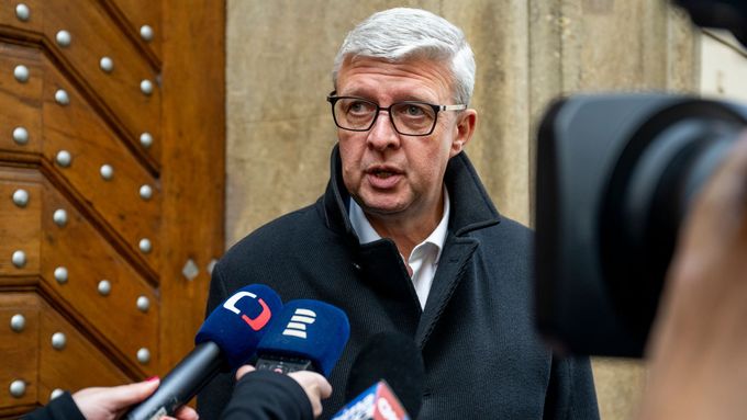 Místopředseda ANO Karel Havlíček přichází na programové jednání mezi ANO, SPD a Motoristy, 20. října 2025, Praha.