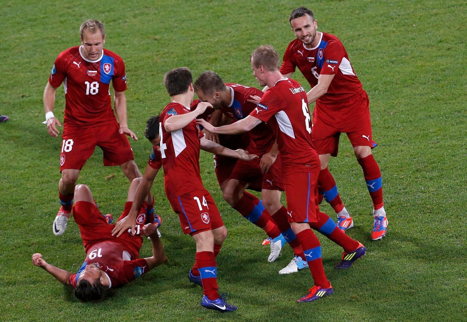 Čeští fotbalisté slaví gól proti Polsku v utkání skupiny A na Euru 2012