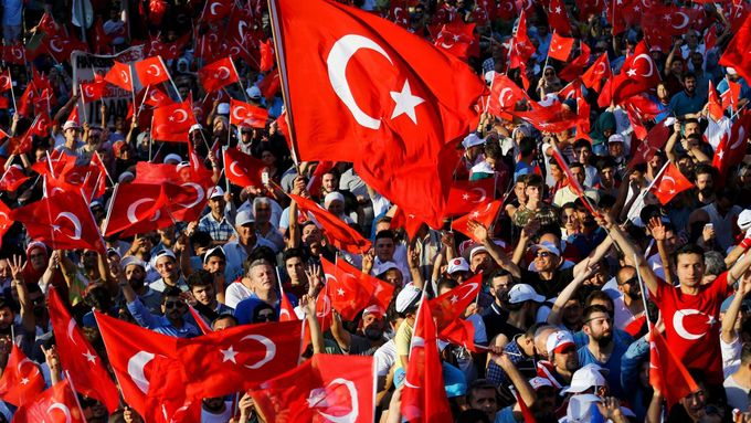 Erdoganovi příznivci slaví na istanbulském náměstí Taksim, sobota 16. července.
