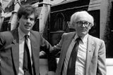 Blair se během studia práv zajímal spíš o náboženství a hudbu a k politice ho přivedla až jeho pozdější žena Cherie Boothová. Tony Blair (vlevo) vedle tehdejšího předsedy Labouristické strany Michaela Foota před budovou parlamentu v Londýně v roce 1982.