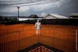 John Wessels (Jižní Afrika), AFP - Boj proti ebole v Kongu. Zdravotník u nově nahlášeného případu nemoci. (3. místo v kategorii Zpravodajství, seriál)