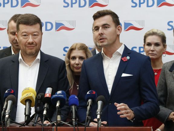 Předseda Svobodných Libor Vondráček mluví po boku předsedy SPD Tomio Okamury na tiskové konferenci poslaneckého klubu SPD v tomto týdnu.
