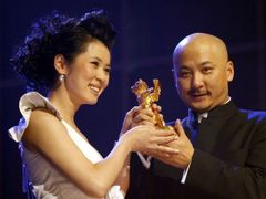 Režisér Quan-An Wang a herečka Nan Yu pózují se Zlatým medvědem, kterého získali za film Tchujin sňatek