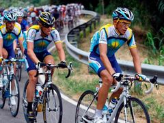 Jezdce stáje Astana povzbuzují fanoušci na trati 6. etapy Tour de France
