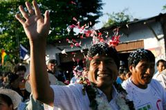 Morales vyhrál referendum. Politický pat pokračuje