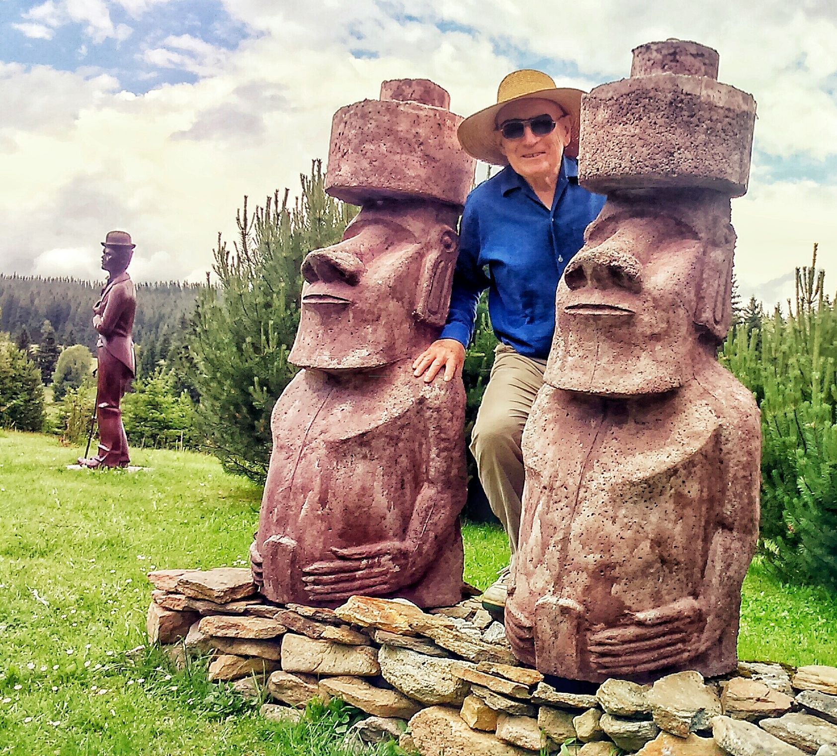 Pavel s kopiemi soch z Velikonočního ostrova.