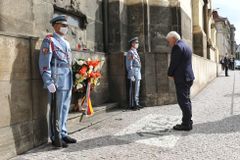 Steinmeier uctil u krypty v Praze památku výsadkářů, se Zemanem mluvil o Afghánistánu
