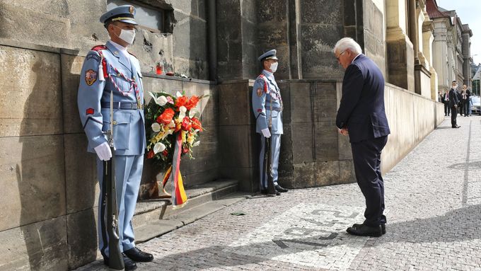 Frank-Walter Steinmeier při uctění památky parašutistů.