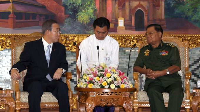 Pan Ki-mun na jednání s generálem Than Šweiem, který se nechce vměšovat do soudního řízení s Aun Schan Su Ťij