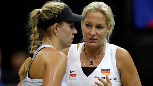 Fed Cup, finále 2014: Angelique Kerberová a kapitánka Barbara Rittnerová v zápase s Petrou Kvitovou