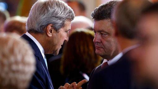 John Kerry rozmlouvá ve Varšavě s Petrem Porošenkem.