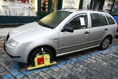 Na pražských ulicích se objeví další modré čáry, omezí bezplatné parkování