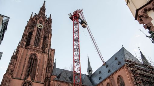 Ve Frankfurtu nad Mohanem bouře Sabine převrhla jeřáb, který poničil střechu Císařské katedrály.