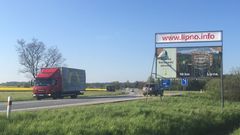 Billboard bez povolení, který stojí u Českých Budějovic.