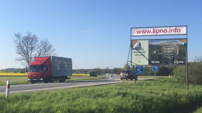 Podobné nepovolené billboardy jako v jižních Čechách trápí i Prahu.