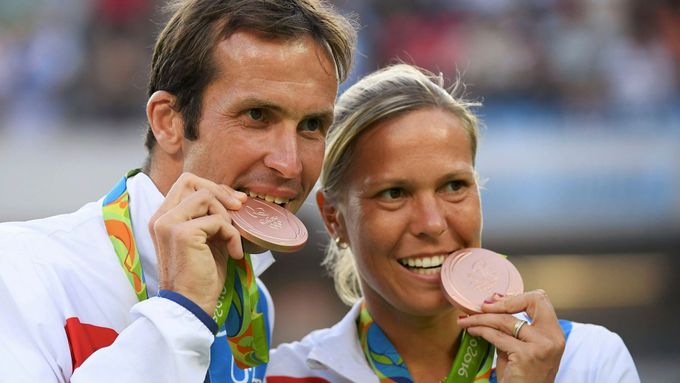 Radek Štěpánek a Lucie Hradecká s olympijskými medailemi.