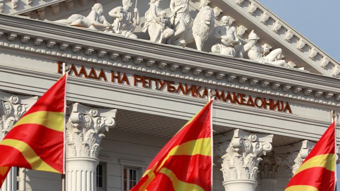 Makedonské vlajky před budouvou vlády, Skopje.