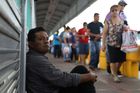 Američané zavřeli kvůli migrantům přechod s Mexikem, použili proti nim slzný plyn