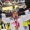 Finále hokejové extraligy 2018/19: Jiří Polanský (Třinec) slaví s pohárem pro vítěze.