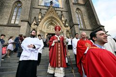 Kostel svaté Ludmily v Praze se stal bazilikou, slavnostní mši odsloužil arcibiskup