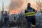 Oheň se blíží k chorvatskému Splitu. Hasiči dál bojují s lesními požáry také v Itálii a Černé Hoře