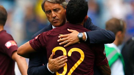 Fotbalový trenér Roberto Mancini děkuje Carlosi Tevezovi po utkání anglického superpoháru Community Shield 2012 mezi Manchesterem City a Chelsea.