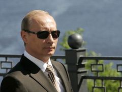 Putin na útesu nad Volhou. Azurové nebe a krásné počasí. Ale také mrazivá atmosféra jednání s EU